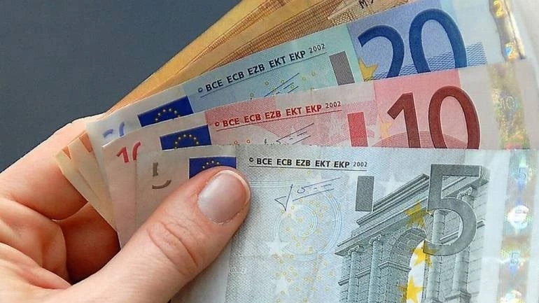 Τα δύο σενάρια για συντάξεις, μειώσεις φόρων και παροχές